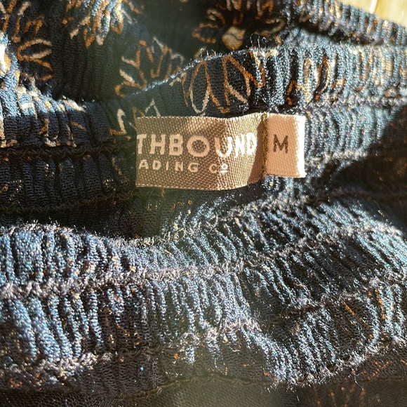 Adorable navy, silver, gold, floral crop top! - Picture 4 of 6